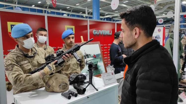 <p>Programda ayrıca çeşitli spor, kültür-sanat etkinliklerinin yanı sıra bilim, girişimcilik, sosyal medya, psikoloji ve gastronomi konularında söyleşiler gerçekleştirilerek alanında başarılı isimlerle gençler bir araya geliyor, onların deneyim ve tecrübelerinden faydalanıyor. </p>
