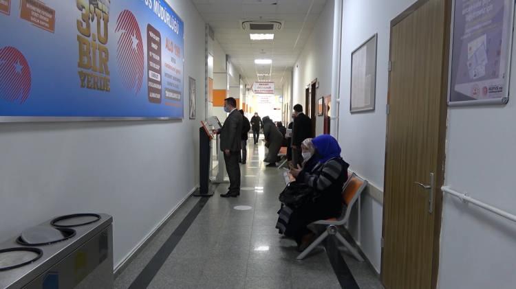 <p>Vatandaşlarımız günün herhangi bir saatinde gelip kimlik kartlarındaki yükledikleri akıllı sistemlerle ve parmak izi doğrulamasıyla beraber bu saydığım hizmetlerin hepsini verebiliyorlar. Biraz önce de bir vatandaşımızla beraber işlemleri gerçekleştirdik. Vatandaşımızın da bu konuda bir memnuniyeti var” diye konuştu.</p>
<p> </p>