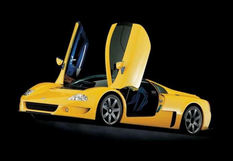 <p>Ferdinand Piech tarafından sipariş edilen ve tasarımı Italdesign tarafından yapılan ortadan motorlu W12 Sycro, 414 beygir güç ve dört tekerlekten çekiş sistemine sahipti. 2002'de VW, W12 prototipiyle bir sürü hız rekoru kırdı.</p>
