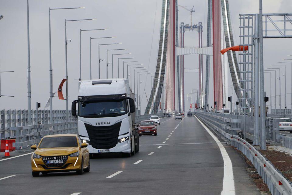 <p>Çanakkale Köprüsü'nden geçişler ilk bir hafta ücretsiz, sonrasında ise 200 TL olacak. </p>

<p> </p>
