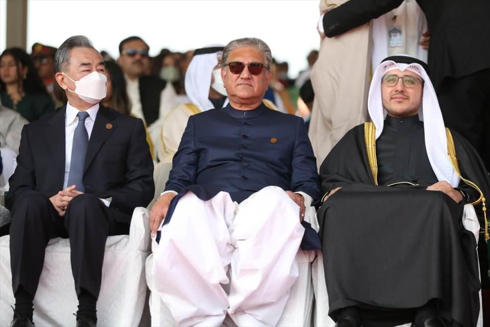 <p>İİT toplantısına özel davetli olarak çağrılan Çin Dışişleri Bakanı Wang Yi'ye, Pakistan Dışişleri Bakanı Şah Mahmud Kureyşi törende eşlik etti.</p>

<p> </p>
