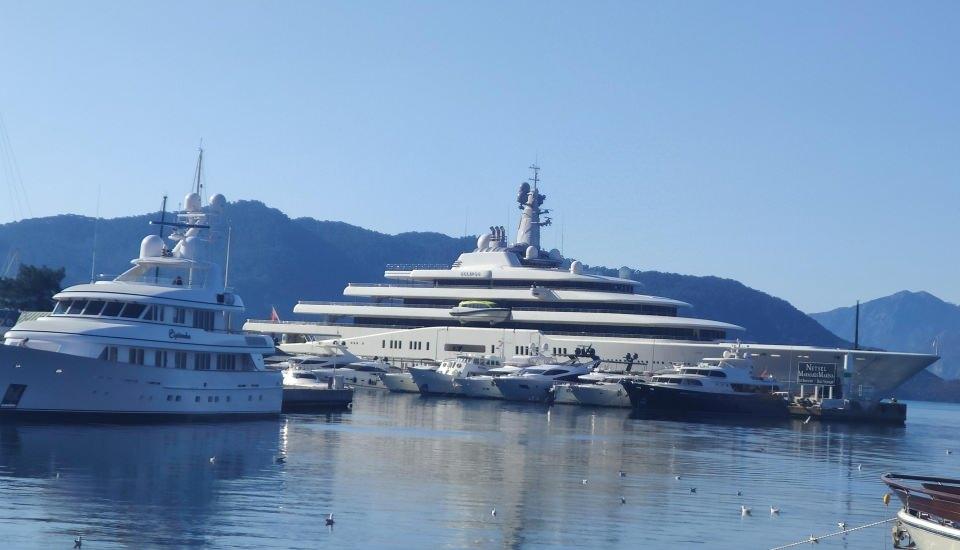 <p>RUS milyarder Roman Abramoviç'in mega yatı 'Eclipse', Muğla'nın Marmaris ilçesine geldi.</p>
<p> </p>
