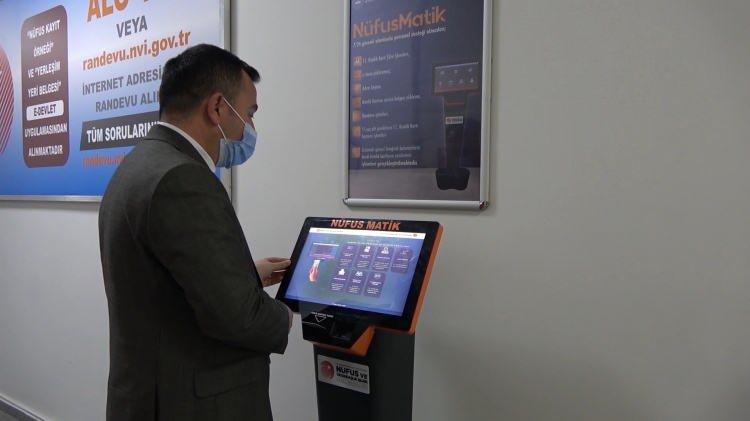 <p>Nüfusmatik uygulaması hakkında bilgiler aktaran Tekbıyıkoğlu, “Buradaki amaç vatandaşın kendi randevu işlemlerinden tutun nüfusla ilgili hemen hemen bütün işlemleri burada beyan edildiği üzere, şifre işlemleri, e-imza yükleme, adres beyanı, randevu işlemleri, kimlik kartına sürücü belgesi yükleme ve 15 yaşın altındaki kendi çocuklarına yeni nüfus cüzdanı çıkartma işlemlerini gerçekleştirebiliyorlar” dedi.</p>