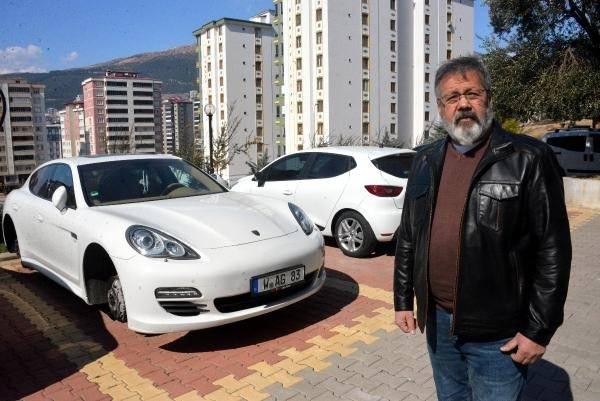 <p>Koca, lastikleri incelendiğinde kesildiğini görüp polis merkezine gidip şikayetçi oldu. Kimseyle herhangi bir husumeti olmadığını belirten İbrahim Koca, "Sabaha karşı site bahçesine yaklaşan otomobilden inen bir kişi, aracın 4 lastiğini defalarca bıçaklayıp kaçıyor. Lastikleri de daha yeni almıştık.</p>
