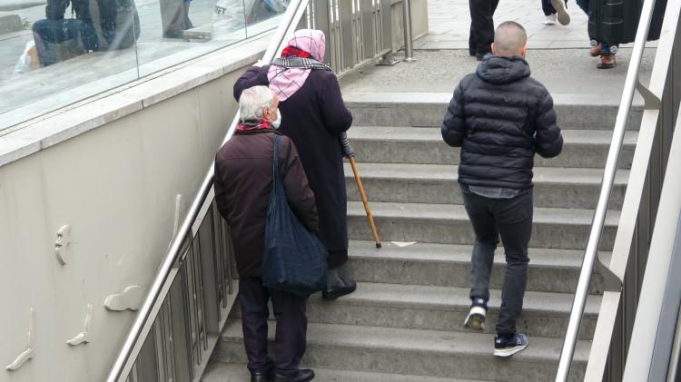 <p>Merdivenleri kullanamayan vatandaşlardan Mehmet Dündar, “Ben buna görev ihmali diyorum. Bilmiyorum, insanlara eziyet veriyorlar, engellisi var, yaşlısı var’’ dedi.</p>
