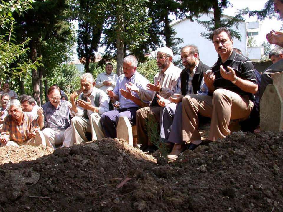 <p>Dönemin BBP Genel Başkanı Yazıcıoğlu, 21 Ağustos 2002'de Samsun'da mezarlık ziyaretinde bulunmuştu. (Arşiv)</p>
