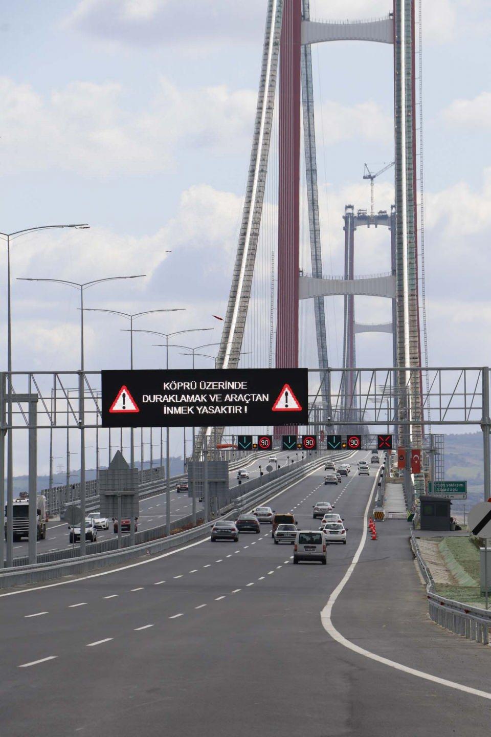 <p><strong>KESİNTİSİZ ULAŞIMIN KONFORUNU YAŞADILAR</strong></p>
<p>Araç trafiğinin yoğun olduğu bayram tatilleri ve turizm sezonunda Çanakkale Boğazı'ndan feribotlar ile geçiş yapan sürücüler, uzun süre kuyrukta beklemek zorunda kaldı. </p>
