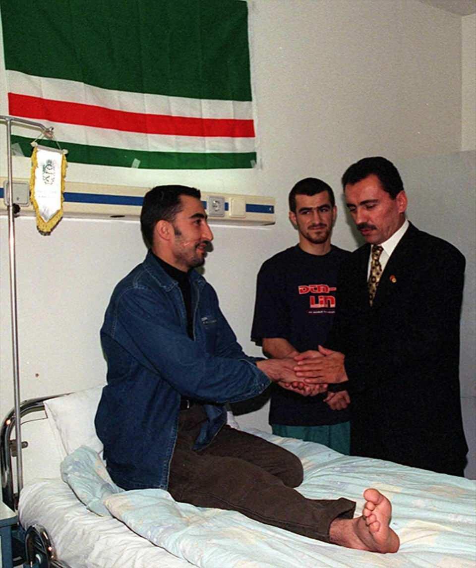 <p>Dönemin BBP Genel Başkanı Yazıcıoğlu, 6 Kasım 1999'da Rusya'nın Çeçenistan katliamında yaralanan sivilleri ziyaret etmişti. (Arşiv)</p>
