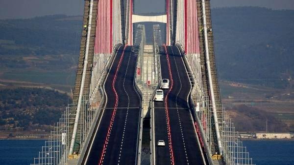 <p>Çanakkale Otoyol ve Köprüsü İnşaat Yatırım ve İşletme A.Ş. internet sitesinde yer alan ücretlendirme tablosuna göre; 1915 Çanakkale Köprüsü'nden geçişler için otomobil 200 TL, motosiklet 50 TL, minibüs 250 TL, otobüs 450 TL, kamyon 500 TL, TIR'lar ise 950 TL ödeyerek geçebilecek. (DHA)</p>
