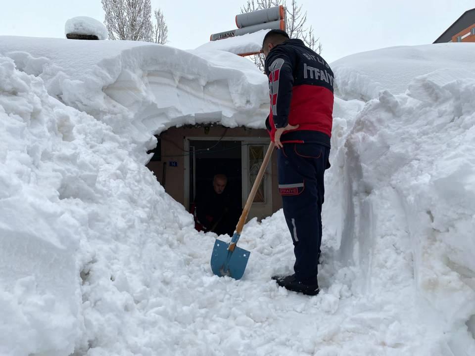 <p>Bitlis merkeze bağlı Hüsrevpaşa Mahallesi’nde bulunan tek katlı evler yoğun kar yağışından dolayı adeta kaybolurken, edinilen bilgiye göre, çatılarda biriken karların düşmesiyle bir aile, evinde mahsur kaldı. </p>

<p> </p>
