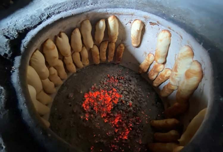 <p>Bahçelerine yaptıkları toprak tandırda ekmek ve börek yapmaya başlayan çift, işlerinin büyümesiyle ürettiği ekmek ve börekleri İstanbul, Ankara gibi illere kargo ile göndermeye başladı. Muhammed Ali ve Fatmanur çiftinin oğulları 19 yaşındaki Hasan Kalıpçı da, anne ve babasının ürettiği ekmek ve börekleri sepetiyle kent merkezindeki iş yerlerine tek tek gezip satarak ailesine destek oluyor.</p>
