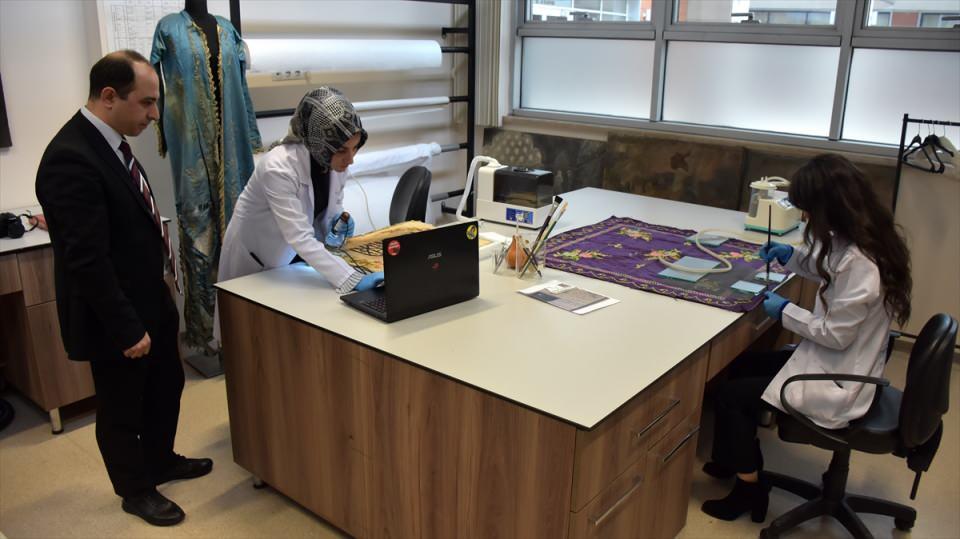 <p>Sadece laboratuvarda değil sorumluluk alanımızdaki illerde de bire bir yerinde uygulamalar yaptığımız durumlar oluyor. Aynı zamanda bağlı müzelerin periyodik kontrolleri yılda iki defa yapılıyor. </p>