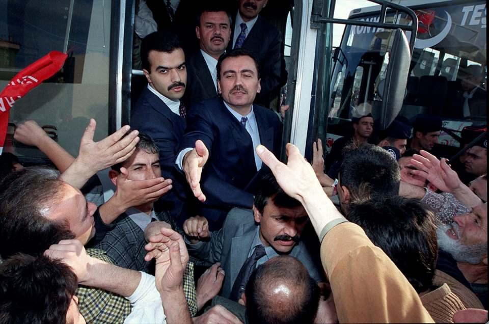<p> Dönemin BBP Genel Başkanı Yazıcıoğlu, Ankara Sincan'da 12 Kasım 2000'de partisince düzenlenen "Yeter Ses Ver Milletim" mitingine katılmıştı. (Arşiv)</p>
