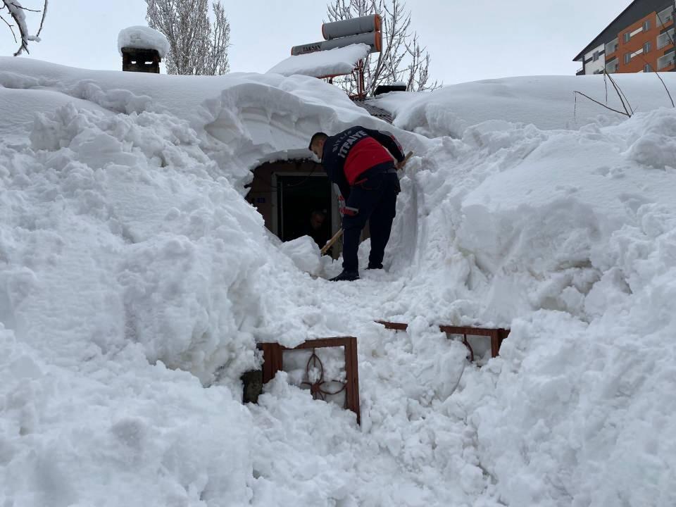 <p>Öte yandan Bitlis’te Aralık, Ocak ve Şubat aylarında yağan kar miktarı toplamda 5,5 metre olurken, sadece Mart ayında ise 4 metre 13 santimetre olarak ölçüldü.</p>

<p> </p>
