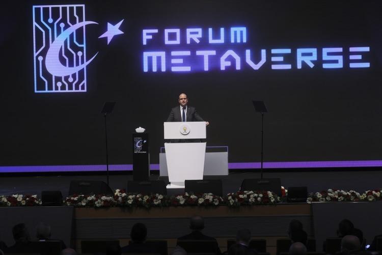 <p>Etkinlikte, gündeme yeni giren bu kavramın, hayata ve değerlere etkilerini hep beraber konuşacaklarını dile getiren İleri, "Bu sürecin ülkemize açabileceği fırsat pencerelerini ve gündemimize getireceği riskleri beraberce değerlendiriyor olacağız." dedi.</p>
