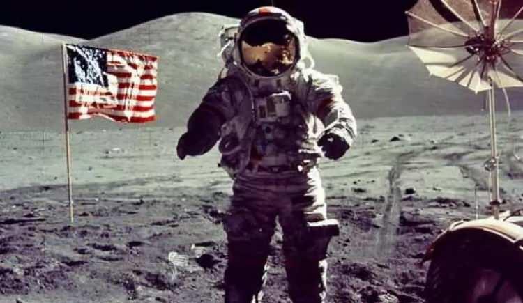 <p>ABD Ulusal Havacılık ve Uzay Ajansının 1972’deki Apollo 17 misyonu kapsamında Ay’dan toplanan ve bugüne kadar kapalı tutulan örnek açıldı.</p>
