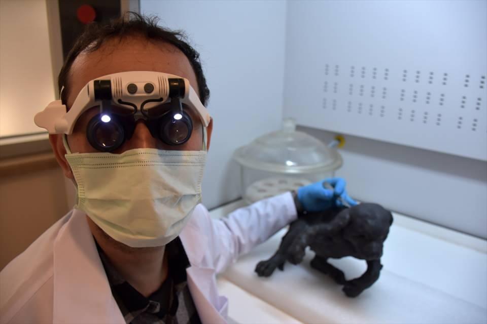 <div>Kimya laboratuvarında harç ve sıva analizi yaptıklarına işaret eden Bilmiş, Türkiye'nin pek çok yerinden kendilerine analiz müracaatı yapıldığını, Bakanlığın belirlediği fiyatlar çerçevesinde başvuran tüzel kişilere ya da kamu kurum ve kuruluşlarına analiz hizmeti sunduklarını anlattı.</div>

<div> </div>

<div> </div>
