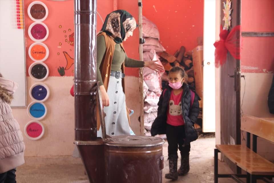 <p>Diyarbakır'ın Kulp ilçesine bağlı Yuvacık Köyü İlkokulunda öğretmen olan Berna Yıldız, verdiği sevgiyle öğrencilerinin yüreklerini ısıtıyor.</p>