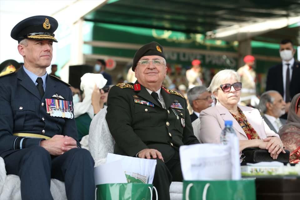 <p>Geçit törenine Pakistan Cumhurbaşkanı Arif Alvi, Başbakan İmran Han, Pakistan ordusu kuvvet komutanları, Türkiye Genelkurmay Başkanı Orgeneral Yaşar Güler, İslam İşbirliği Teşkilatı (İİT) Dışişleri Bakanları Toplantısı kapsamında Pakistan’da bulunan dışişleri bakanları ve vatandaşlar katıldı.</p>

<p> </p>
