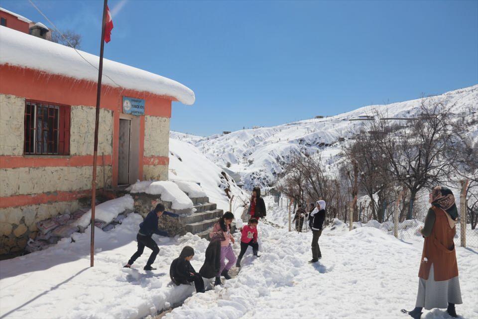 <p>Dersin ardından öğrencileriyle kar topu oynayan Yıldız, öğrencilerine duyduğu sevgiyle tüm zorlukların üstesinden geliyor.</p>
<p> </p>