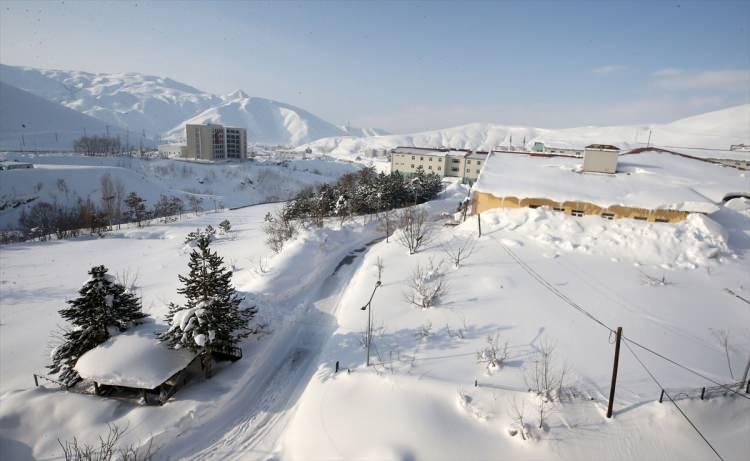 <p>Bitlis İl Özel İdaresi Yol ve Ulaşım Hizmetleri Müdürü Ümit Kurtkan, etkisini sürdüren kar yağışı yüzünden 116 köy yolunun ulaşıma kapandığını belirtti.</p>

<p> </p>
