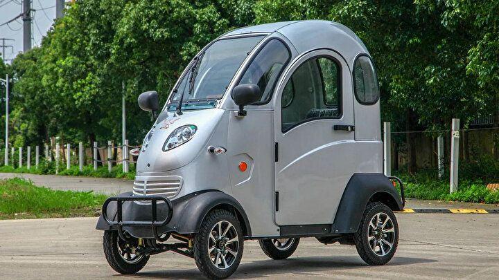 <p>Citroen Ami ile K5 Long’un özellikleri menzilinden azami hızına kadar hemen hemen aynı. İki otomobil arasındaki en büyük fark fiyat tarafında karşımıza çıkıyor. Dört tekerli şase, geniş iç hacim ve yeni teknoloji motoru ile K5 long 62 bin 900 liraya Türkiye'de satışa sunuldu.</p>
