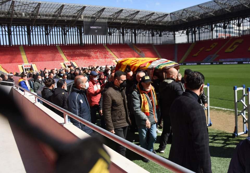 <p>Törene Konak Belediye Başkanı Abdul Batur, Göztepe Başkan Vekili Talat Papatya, Göztepe Yönetim Kurulu Üyesi Can Kestelli, İdari Menajer İlhan Şahin, takım kaptanı Halil Akbunar, eski futbolcular, teknik direktörler, taraftarlar ve Fevzi Zemzem'in ailesi katıldı. </p>
