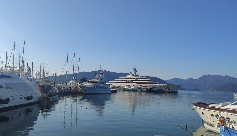 <p>Mega yat Marmaris Limanı büyük iskelesine demirledi. Abramoviç'in korumaları, üç yüzme havuzu, özel sinema salonları, dalış ve su sporları ekipmanları ve iki mini denizaltısı bulunan mega yat Eclipse ve çevresinde geniş güvenlik önlemi aldı. </p>