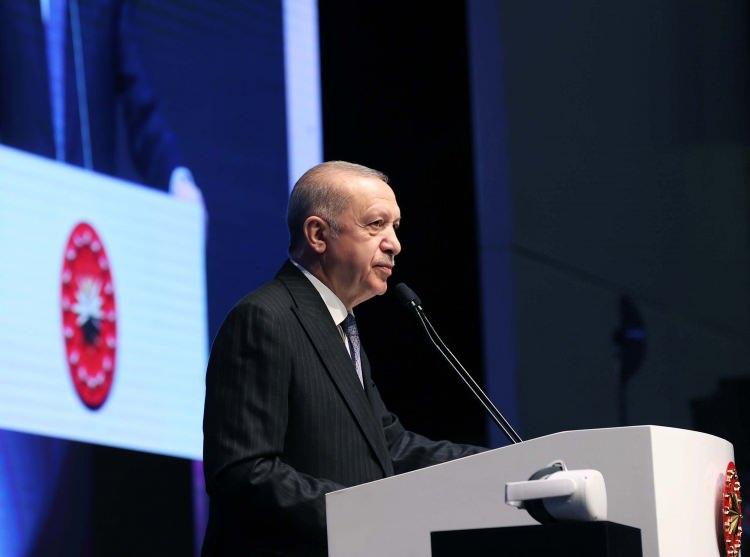 <p>Bir QR kodunun cep telefonuna okutulmasının ardından yönlendirilen sayfada, Bayraktar AKINCI TİHA (Taarruzi İnsansız Hava Aracı), İstanbul Havalimanı, Yavuz Sultan Selim Köprüsü, Türkiye'nin haberleşme ve gözlem uyduları, TÜRKSAT 5B uydusu gibi projelerle, önemli yatırımların yanı sıra bazı çalışmalar artırılmış gerçeklikle görülebildi.</p>
