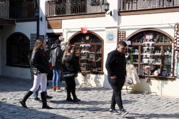 <p>"1963 yılından beri bu meslekle uğraşıyorum. Lüle taşının rezervinde sıkıntı yok ama ocakta çalışan yok. Eskiden çok fazla çalışan vardı ama şimdi çoğu şehre göç ettiği için çalışacak kimse kalmadı. Yaşlılar da işi bıraktılar. Köylerde çalışan olmadığı için ham madde sıkıntısı yaşanıyor. Yoksa rezerv var. Eskiden hep Danimarka, Almanya, İngiltere gibi Avrupa ülkelerine ihraç ederdik ama şimdi Çin öne geçti."</p>
