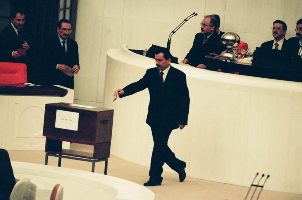 <p>Dönemin Büyük Birlik Partisi (BBP) Genel Başkanı Yazıcıoğlu, 22 Mart 1999'da Türkiye Büyük Millet Meclisi (TBMM) Genel Kurulu'nda Hükümet hakkında verilen gensoru önergesinde oyunu kullanmıştı. (Arşiv)<br />
<br />
</p>
<p><em><strong>Ömrünün 7,5 yılı cezaevinde geçti</strong></em></p>
<p><em>Yaşamı boyunca Anadolu gençliğinin en iyi şekilde yetişmesi düşüncesiyle hareket eden Yazıcıoğlu, gençlerin iyi bir eğitim alıp, vatanına ve milletine hizmet etmesi gerektiğini her zaman dile getirdi.</em></p>