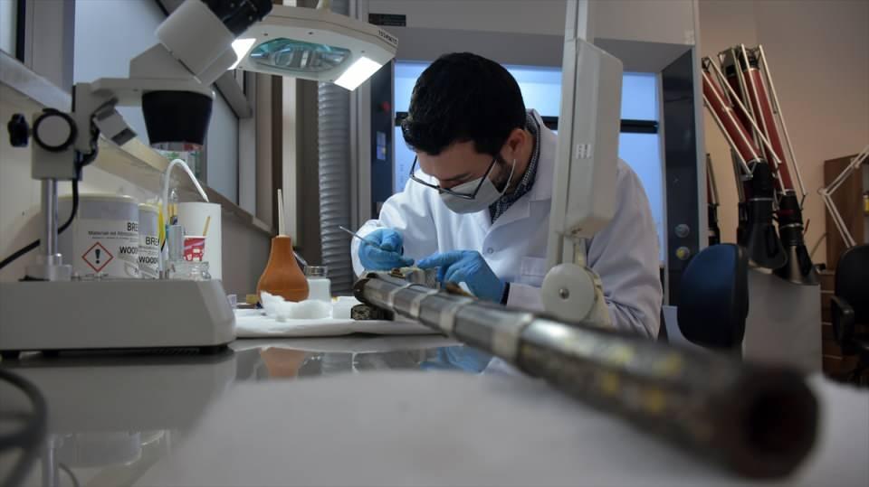 <p> Buralarda yapılan arkeolojik kazılarda elde edilen eserlerin müzede sergilenme aşamasına kadarki bütün süreçleri laboratuvarımızdan geçiyor. Laboratuvar müdürlüğü olarak burası açıldığından beri uzman arkadaşlarımız binlerce eserin restorasyon ve konservasyonunu yaptı."</p>

<p> </p>
