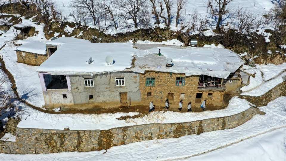 <p>Olumsuz hava koşullarının etkili olduğu Kulp'ta yolu karla kaplı kırsal mahallelere de güçlükle ulaşan ekipler, sağlık kuruluşlarına gidemeyen özellikle yaşlı ve hastaların aşılarını evlerinde yapıyor.</p>

<p> </p>
