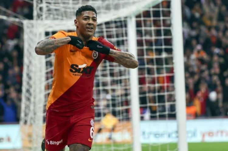<p>PATRICK VAN AANHOLT</p>

<p>Maaş: 21/22 sezonu 950 bin euro</p>

<p>22/23 sezonu 1.9 milyon euro<br />
23/24 sezonu 1.9 milyon euro</p>

<p>Menajer tutarı: 750 bin euro</p>

<p>İmza parası: 950 bin euro</p>
