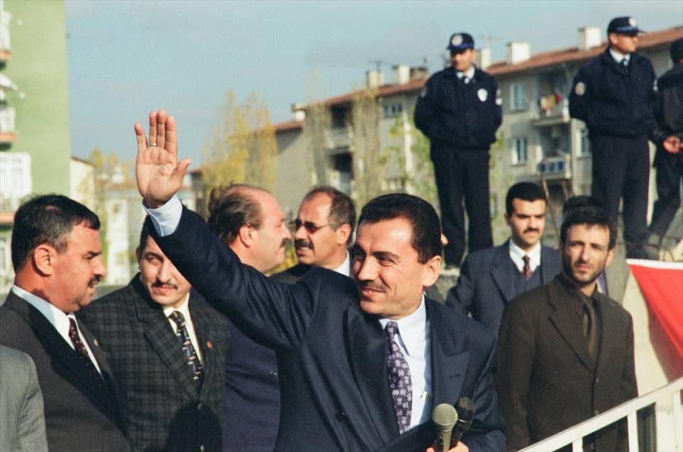 <p>Dönemin BBP Genel Başkanı Muhsin Yazıcıoğlu (önde), 12 Kasım 2000'de Ankara'nın Sincan İlçesinde vatandaşları selamlamıştı. (Arşiv)<br />
</p>
<p><em><strong>Darbelerin karşısında yer aldı</strong></em></p>
<p><em>Yazıcıoğlu, siyasi yaşamı boyunca darbelere her zaman karşı çıktı.</em></p>
<p> </p>