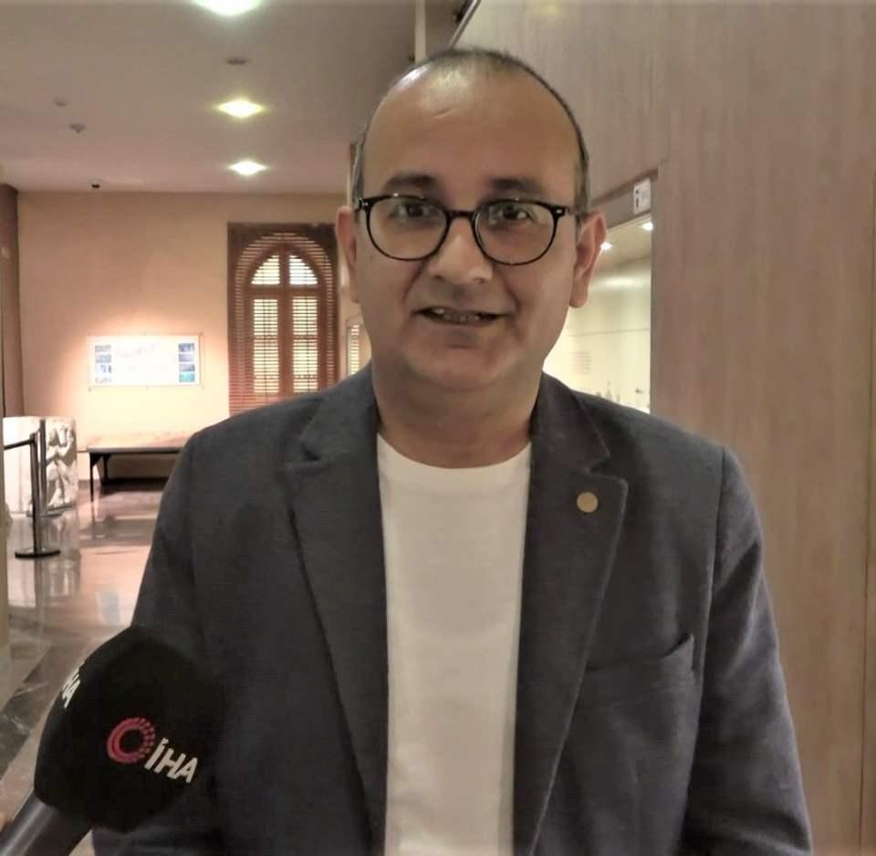 <p>Bu nedenle de özgün olan eserin getirdiği bir diğer yenilik, milattan önce 13. yüzyılda Hitit kaya kabartmaları ve mühür baskılarından tanıdığımız İtar/auka ve yardımcıları Ninatta ve Kulitta betimlerini içermesidir” ifadelerini kullandı.</p>