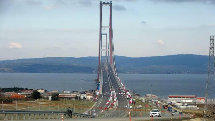 <p>Öte yandan dünyanın en uzun orta açıklığına sahip 1915 Çanakkale Köprüsü ve bağlantı otoyolları son teknolojik Akıllı Ulaşım Sistemleri (AUS) ile donatıldı. Yapay zeka destekli olay algılama sistemlerinden oluşan teknoloji sayesinde köprü üzerinde 24 saat yol, hava ve afet durum riskleri izlenebiliyor.</p>

<p> </p>

<p> </p>
