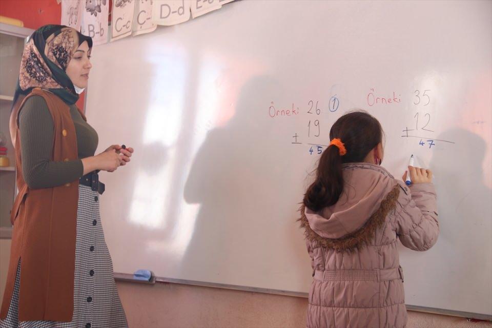 <p>"Veliler, bir dediğimi iki etmezler"<br />
Yıldız, AA muhabirine, kırsal kesimde yaşayan öğrencileri ve velileriyle bir aile gibi olduklarını söyledi.</p>