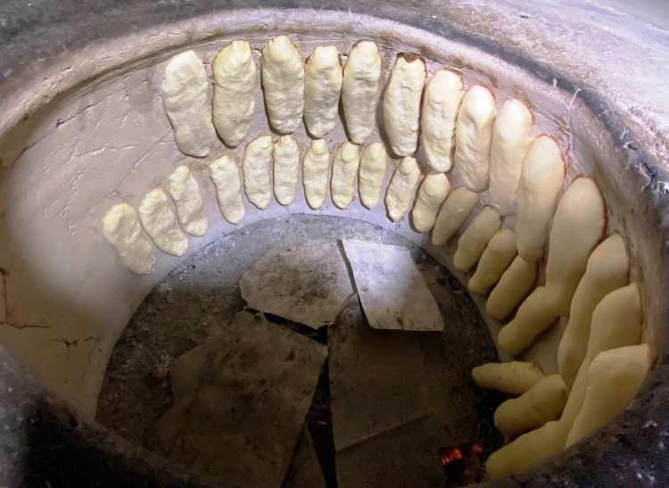 <p>Eşimin annesi de Sille de tandır ekmeği yapardı. Sağ olsun yardımıyla işte buraya böyle düzen kurduk. Yaklaşık 8 yıldır bu işi böyle yapıyoruz burada. Alıştırdık müşterimize geliyor sağ olsunlar. </p>