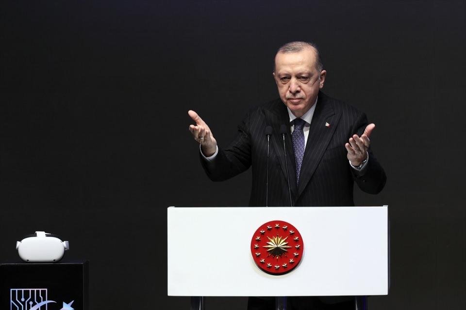 <p>Cumhurbaşkanı ve AK Parti Genel Başkanı Recep Tayyip Erdoğan, "Madem artık giderek büyüyen bir dijital ekonomi gerçeği, dijital kültür hakikati var, öyleyse ülkelerin tamamının uzlaşmayla kabul edip arkasında duracağı bir dijital hukuk düzeni kurulmadan bu sorunların çözümü mümkün değildir." dedi.</p>
