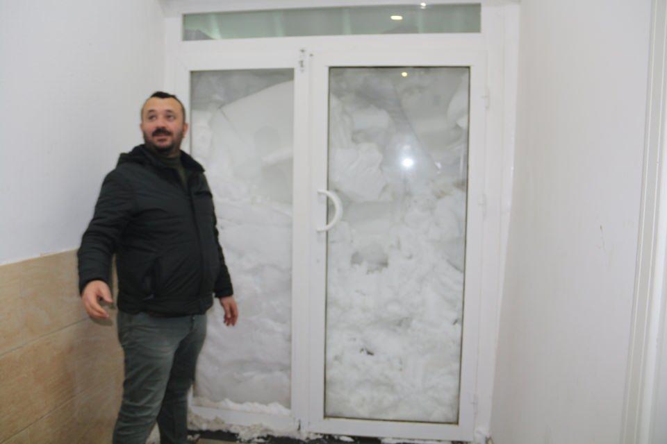 <p>Bitlis’in Tatvan ilçesinde etkili olan kar yağışı ve çatıdan düşen kar kütleleri sonucu bir iş yerinin pencereleri ve kapıları kapanırken, iş yeri sahibi ise kürekle çıkış yolu aradı.</p>

