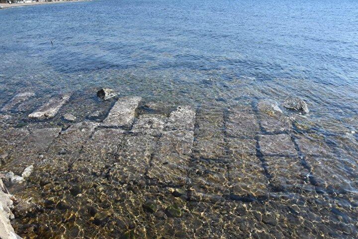 <p>Deniz çekilince adaya kadar yürümek mümkün oluyor. Adaya çıkabiliyorsunuz, adada çok eski tarihi yapılar var. </p>
