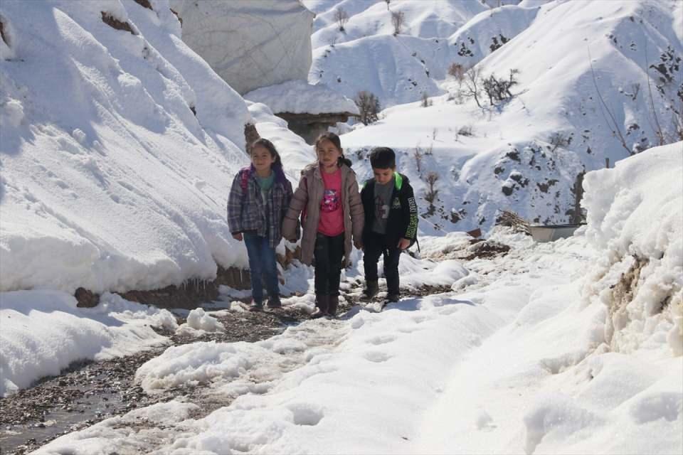 <p>Yöre insanının çok yardımsever ve misafirperver olduğunu anlatan Yıldız, "Beni kendi kızlarından ayrı tutmuyorlar. Veliler, bir dediğimi iki etmezler. Buraya beni bağlayan önemli sebeplerden biri de veli ve öğrencilerim." dedi.</p>
<p> </p>