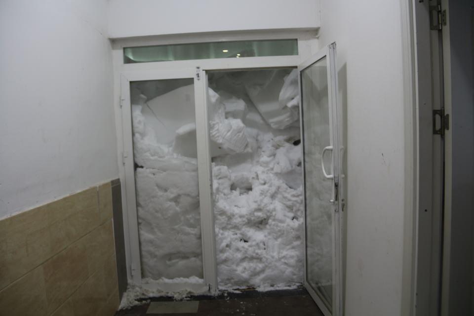 <p>Tatvan’da hayatı olumsuz etkileyen yoğun kar yağışı ve tipi nedeniyle tek katlı evler ve iş yerleri kara teslim oldu. </p>

<p> </p>
