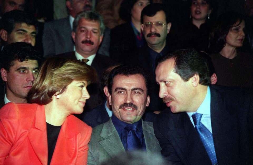 <p>Dönemin DYP Genel Başkanı Tansu Çiller (solda), BBP Genel Başkanı Muhsin Yazıcıoğlu (ortada) ve Recep Tayyip Erdoğan (sağda) 29 Ocak 1999'da Türkiye Siirtliler Grubunca düzenlenen gecede bir araya gelmişlerdi. (Arşiv)</p>

