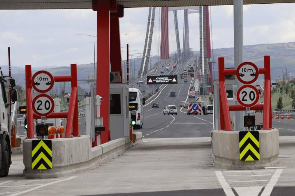 <p>1915 Çanakkale Köprüsü'nün vatana ve millete hayırlı olmasını dileyen TIR sürücüsü Adem İlbay ise, "Feribot sırasında özellikle yaz aylarında 8 ila 9 saat beklediğimi biliyorum. İnşallah bundan sonra daha güzel olacak. Takograf süremiz var. Zamanla yarışıyoruz. Bu açıdan da güzel oldu. Dün de köprüden geçtim, yaklaşık 4-5 dakika sürüyor" diye konuştu.</p>

<p> </p>
