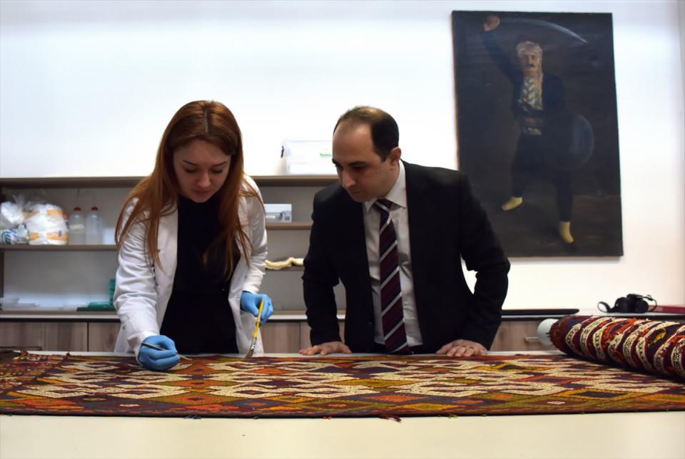 <p> Buradaki uzman arkadaşlarımız eserin kendi durumu ne ise ona göre bir yöntem uyguluyor. Her biri kendi alanında Türkiye'nin sayılı uzmanlarından. Dolayısıyla bu eserlere bir doktor hassasiyetinde neşter vuruyorlar diyebiliriz." diye konuştu.</p>

<p> </p>
