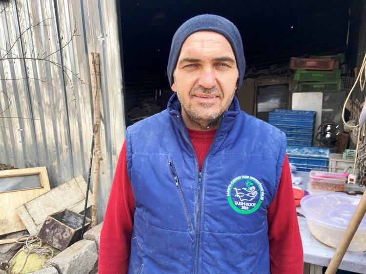 <p>Müşterilerimizin canları çok çektiği zaman tandır ekmeğini biz kargoyla onlara göndeririz. Bu işin üzerinde hedeflerimiz de 2 tane oğlum var, onlara böyle bir dükkan tezgah kurup bu işimi onlarla beraber daha güzelleştirmek. Şimdi yaptığımız işi daha bir steril ortamda yapmak. Öyle bir niyetimiz var. Kışın ve yazın ayrı bir zorluğu var. Sıcak olunca gene biraz daha iyiyiz. Ocağa ekmeği vuran eşimin işi daha sıkıntılı oluyor. Kışın kar, yağmur, onun çilesi var biraz. Allah bize bir rızık kapısı verdi. Böyle devam edip gidiyoruz. Bu zorluklara rağmen seviyoruz. Zaten sevmezsen de bir şey yapamazsın. Yani bu severek yapılacak bir iş buda” diye konuştu.</p>
