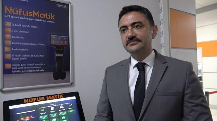 <p><strong>'Hemen hemen bütün işlemleri burada yapabiliyor'</strong><br />
<br />
İl Nüfus ve Vatandaşlık Müdürlüğü’nü ziyaret eden Vali Bülent Tekbıyıkoğlu, nüfusmatikte işlem yapmak isteyen bir vatandaşa cihazın kullanımıyla ilgili yardımcı oldu. Adres beyanı yapmak isteyen vatandaş, kısa sürede işlemini gerçekleştirdi.<br />
</p>