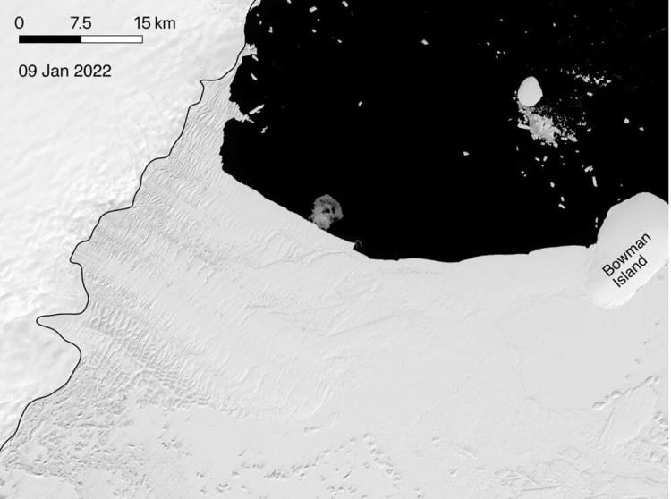 <p>Amerikan Uzay ve Havacılık İdaresi (NASA) ile Avrupa Uzay Ajansı (ESA) tarafından paylaşılan uydu fotoğrafları, Doğu Antarktika'da Kadıköy'ün üç katı büyüklüğündeki bir buz sahanlığının tamamen çöktüğünü gösterdi.</p>
